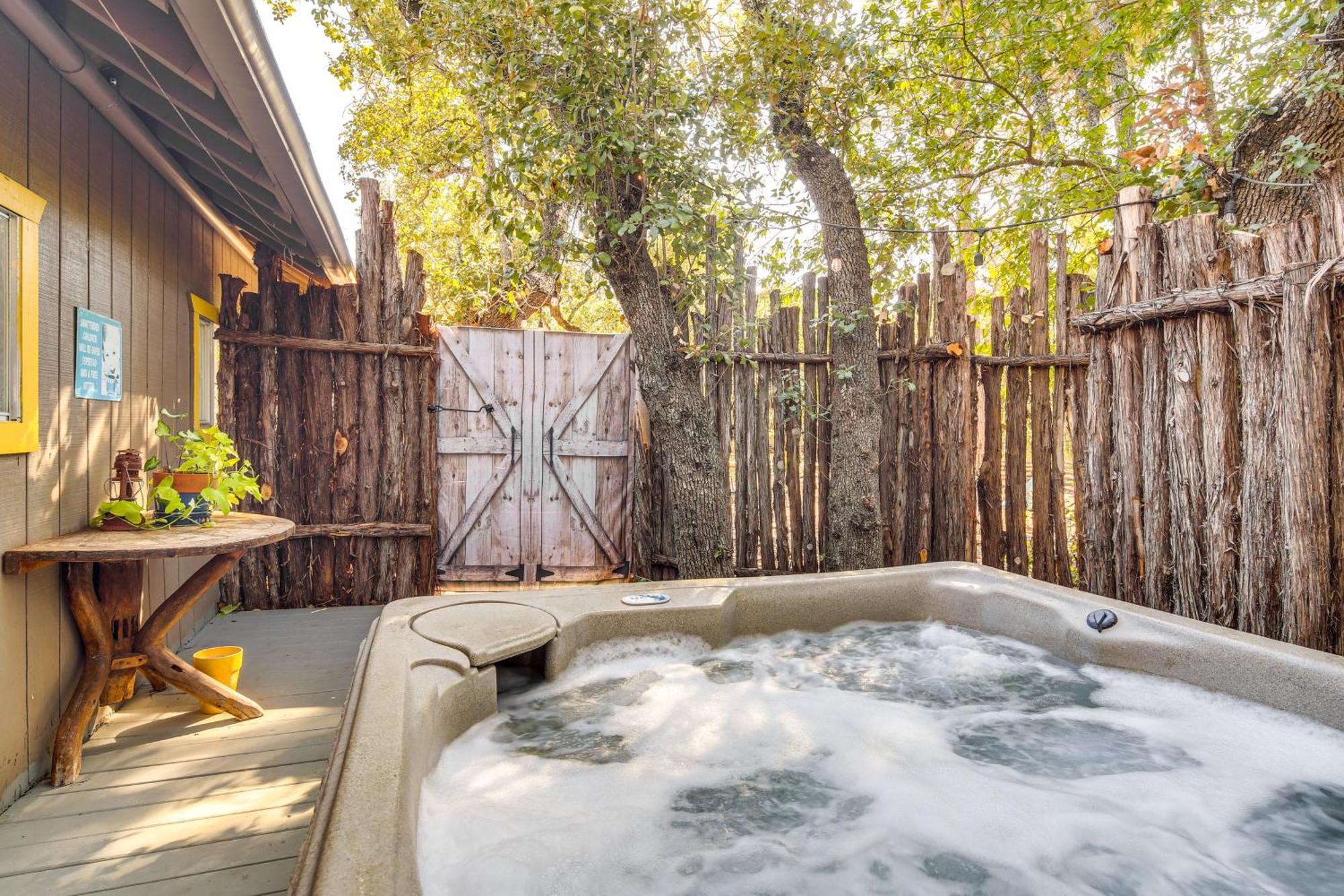 Pet-Friendly Wimberley Cabin With Fire Pit And Hot Tub Exterior foto
